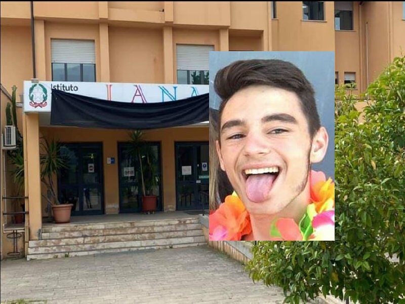 Accoltellato e ucciso dall’ex della madre a Tortolì: “Ciao Mirko, alunno meraviglioso e ragazzo speciale”