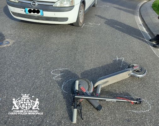 Cagliari, la Opel Corsa guidata da un 82enne si scontra con un monopattino: 27enne in ospedale