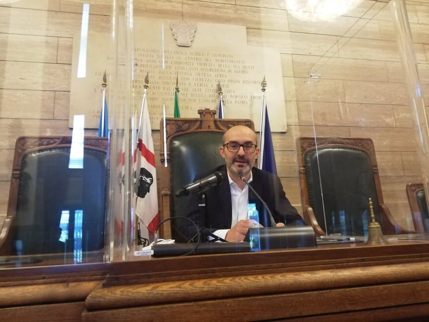 Cagliari, guerra ai fumatori e ai cafoni proprietari di cani: sigarette vietate in spiaggia e pipì da pulire