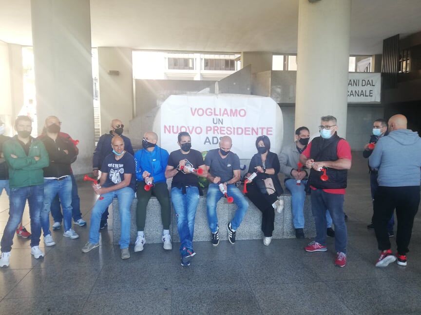 Cagliari, l’ira degli ex lavoratori portuali disperati: “A terra da 2 anni, stiamo finendo i soldi”