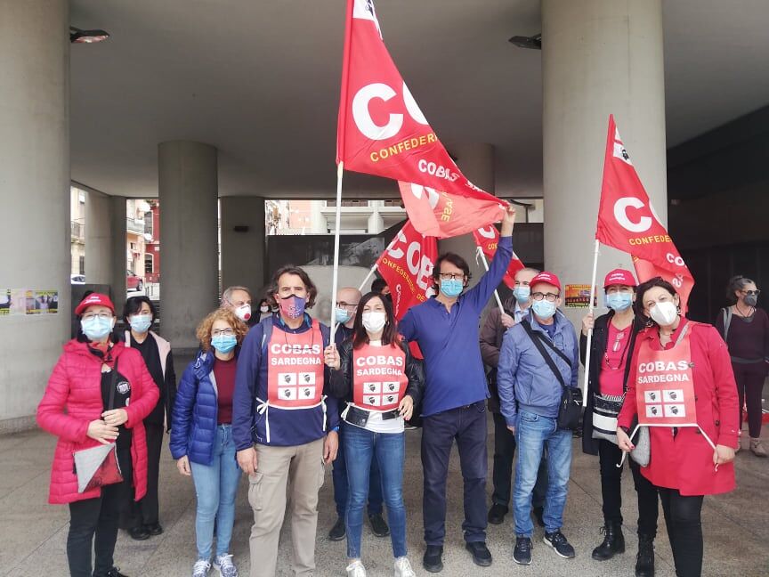 Cagliari, in piazza anche i prof: “Mascherine per tutti nelle scuole e stipendi più alti”