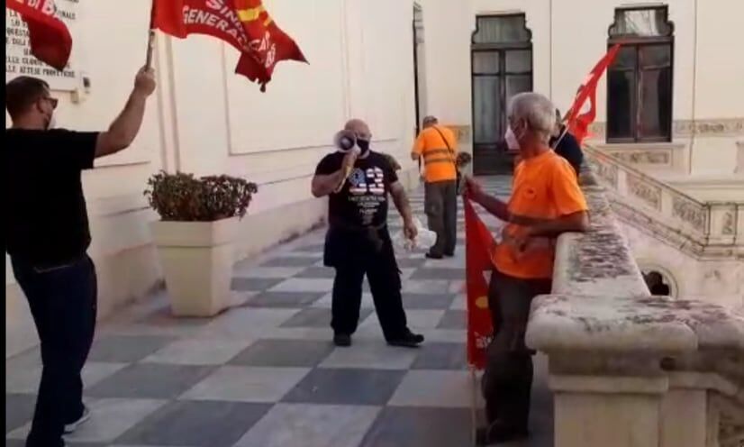Cagliari, blitz dei lavoratori disperati del carro attrezzi in Comune: “Vogliamo parlare con Truzzu”