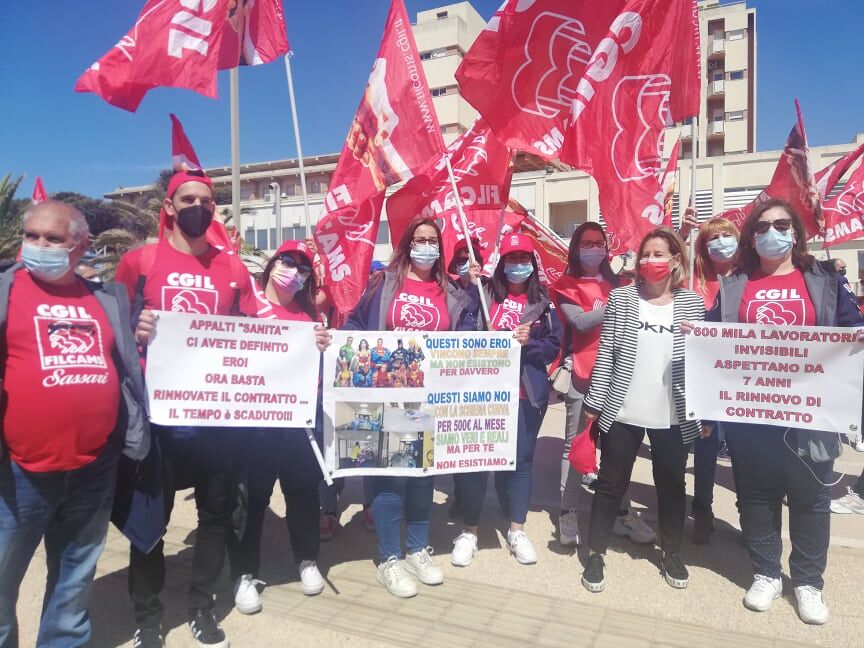 Cagliari, protestano gli addetti alle pulizie degli ospedali: “Schiena curva per 500 euro al mese”