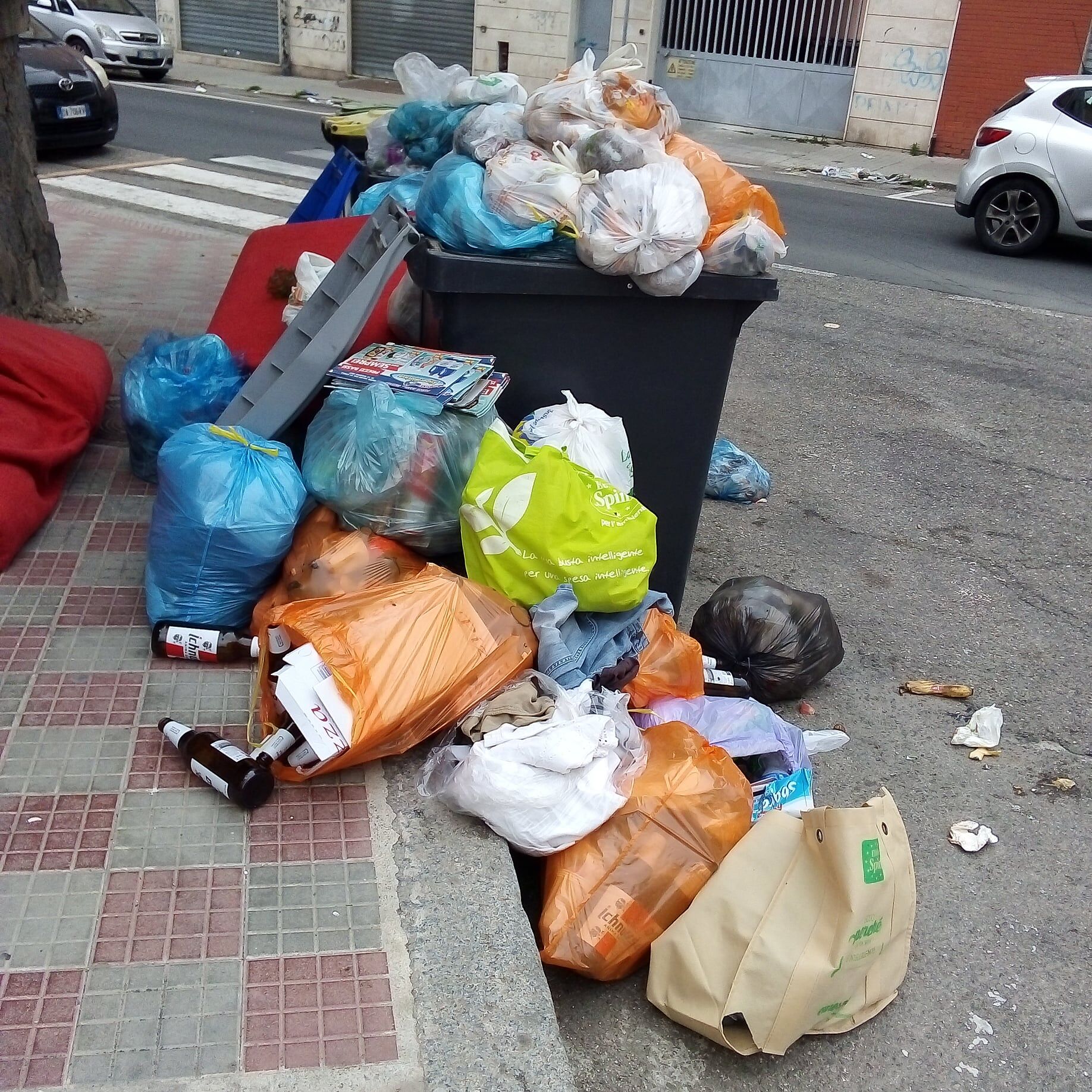 Spazzatura a Cagliari, valanga di rifiuti a San Michele