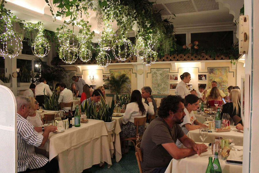 Sì a ristoranti e piscine al chiuso ma Solinas fissa dei limiti: contano i metri cubi di aria per cliente