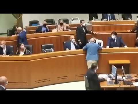 Sardegna, caos in Consiglio regionale sullo staff d’oro di Solinas: botte, urla, spintoni e minacce (VIDEO)