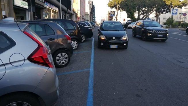 Cagliari, via i parcheggi e spazio ai tavolini: bar e ristoranti pagheranno le strisce blu