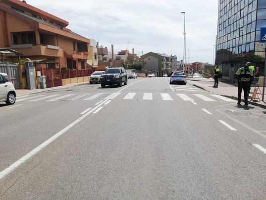 Cagliari, scooter investe una donna e poi scappa: ricercato il conducente “pirata”