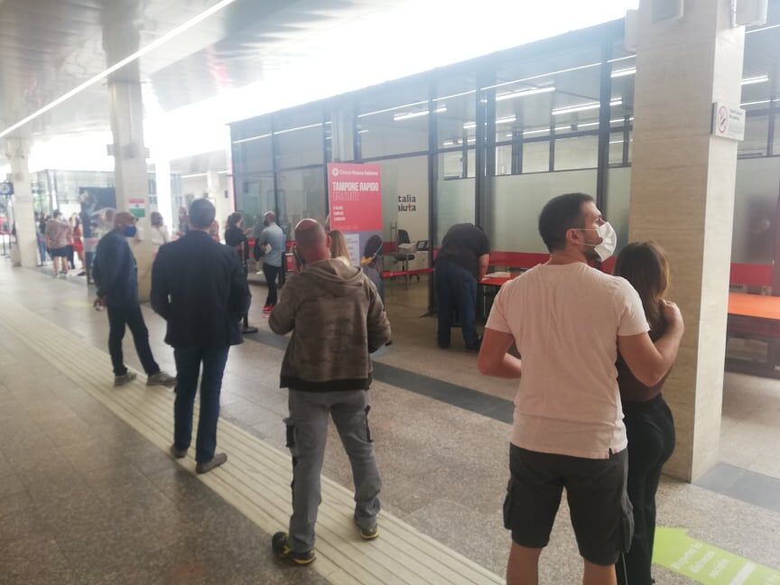 Cagliari, raffica di tamponi rapidi gratuiti alla stazione di piazza Matteotti: scovati 14 positivi