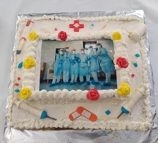 Infermieri “eroi”, a Monastir il grazie dei nonnini della Rsa: “La tua voce mi ha fatto sentire al sicuro”