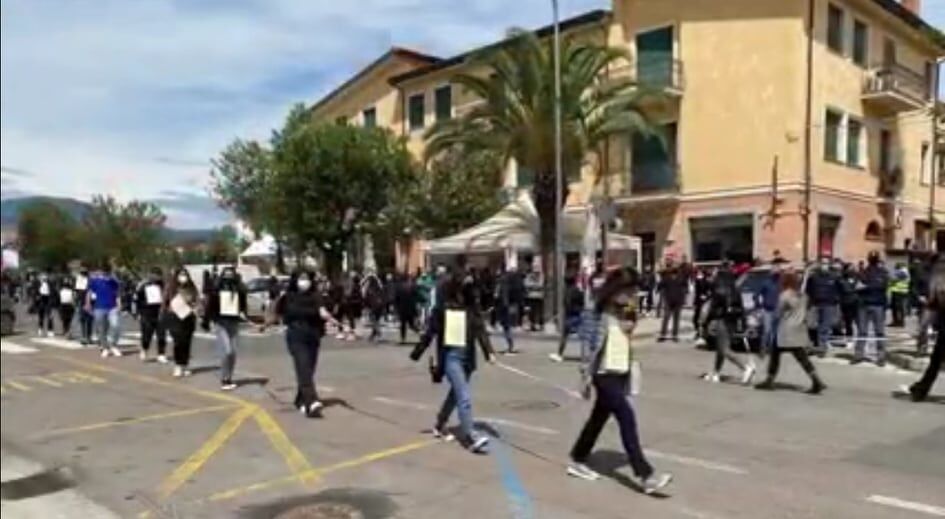 A Tortolì è il giorno del dolore, catena umana per ricordare Mirko: “Vivrai per sempre”