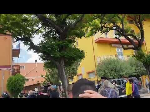 Tortolì, folla inferocita all’uscita del pakistano dalla caserma: rabbia e insulti (VIDEO)