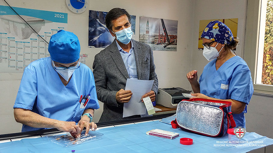 Covid, linea dura della Regione: sanzioni ai medici di base che non vaccinano 