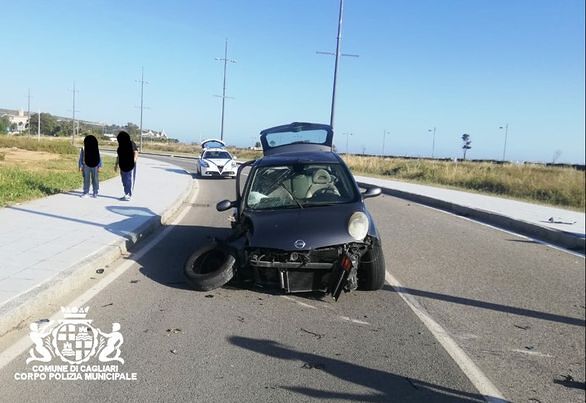 Cagliari, un 42enne perde il controllo dell’auto in via Vespucci e si schianta contro un palo della luce