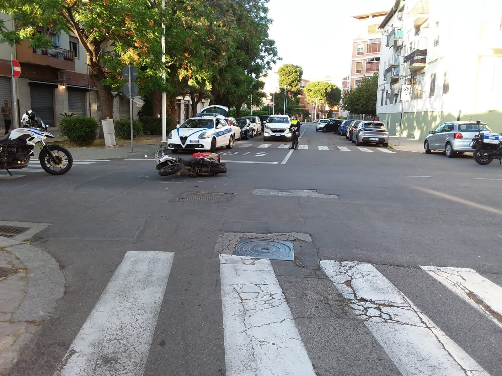 Cagliari, auto contro scooter in via Cornalias: ferito un centauro