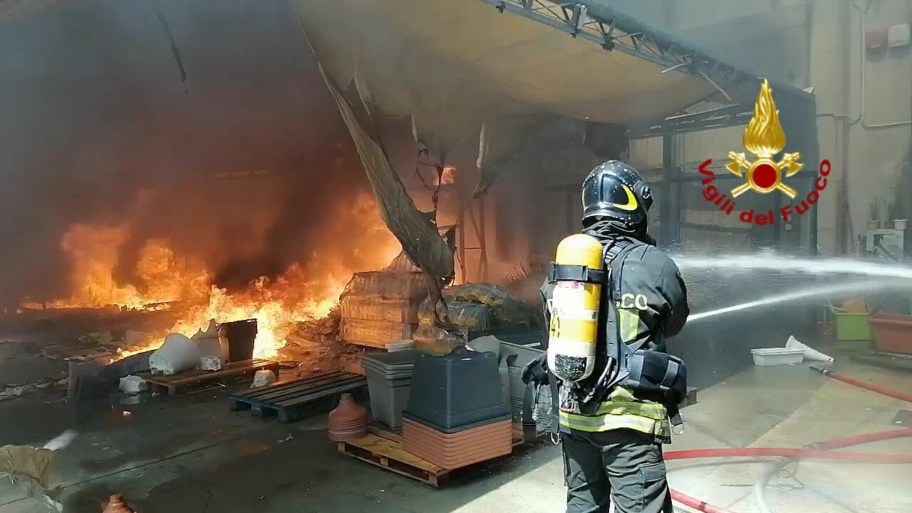 Cagliari, Asia Trading ancora in fiamme: viale Elmas riaperta al traffico