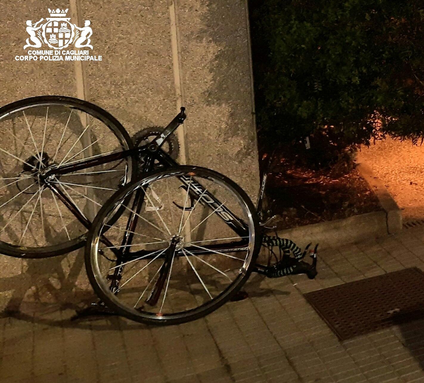 Cagliari, con la bici contro un’auto a Fonsarda: 17enne in codice rosso