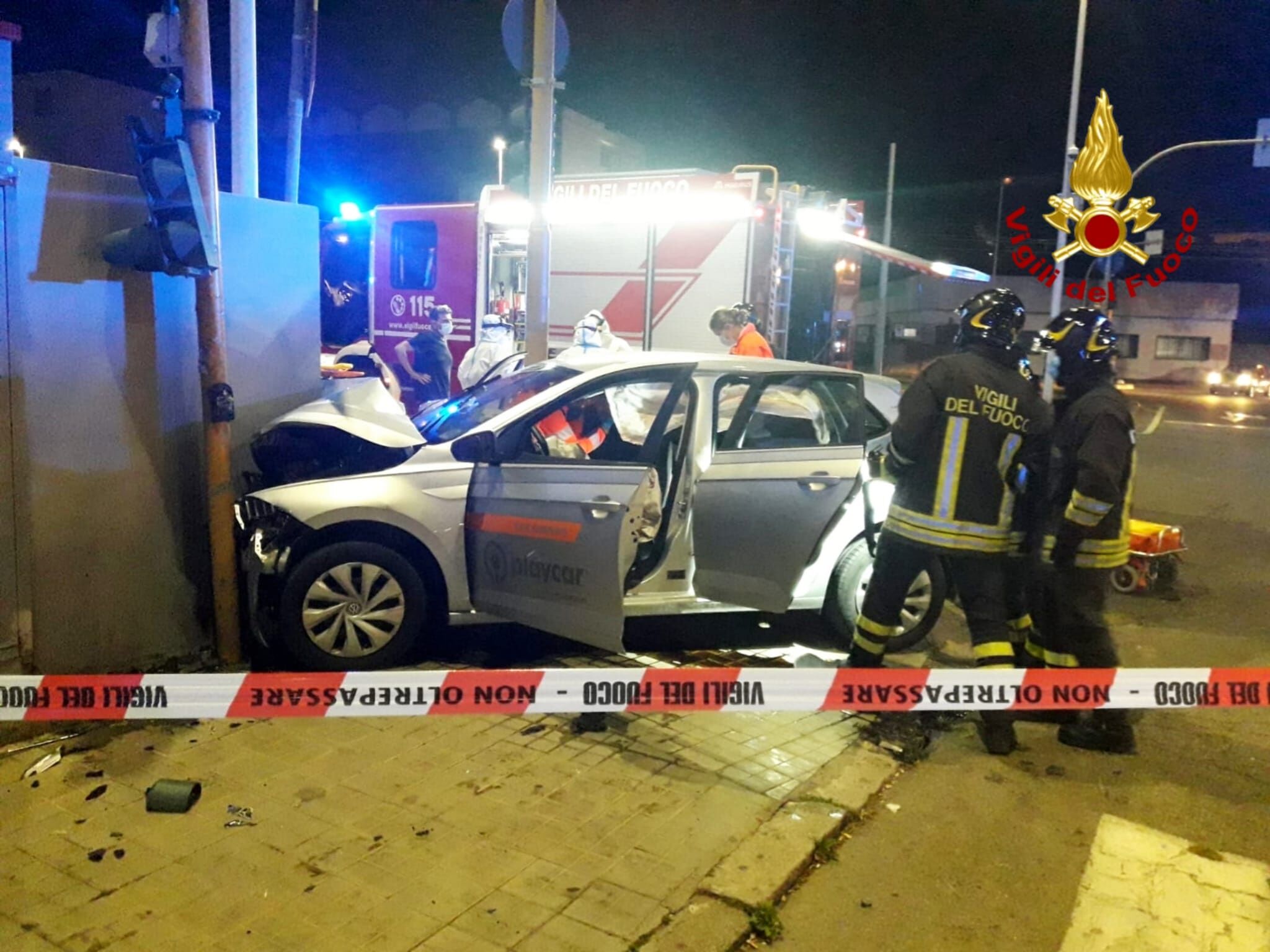 Cagliari, schianto contro il semaforo in viale Ciusa: 3 giovani estratti dalle lamiere