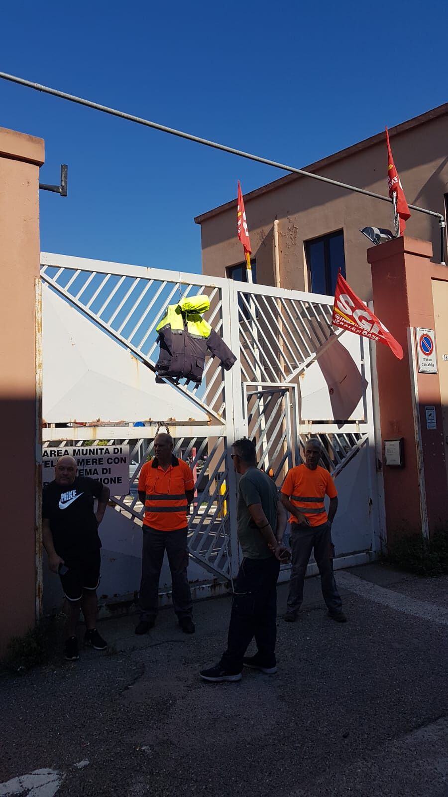 Rimozioni a Cagliari, nuovo affidamento d’urgenza: lavoratori in rivolta in viale Monastir