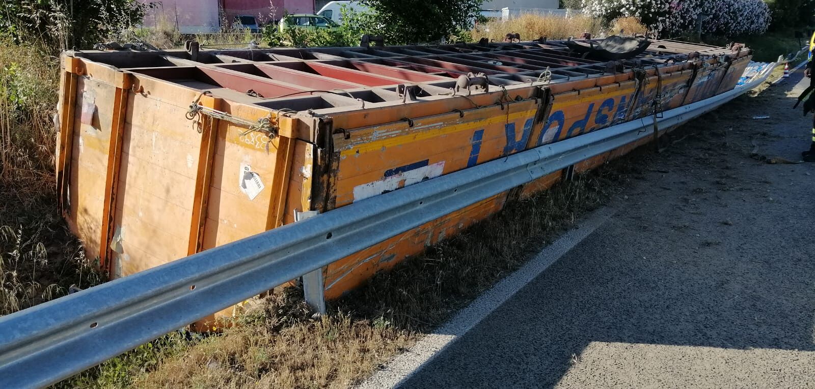 Paura a Selargius, rimorchio si sgancia sulla Ss 554 e perde un carico di legname