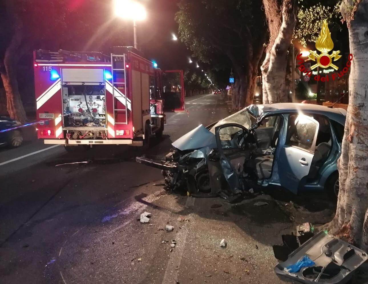 Cagliari, con l’auto contro un albero in viale Trieste: grave il conducente