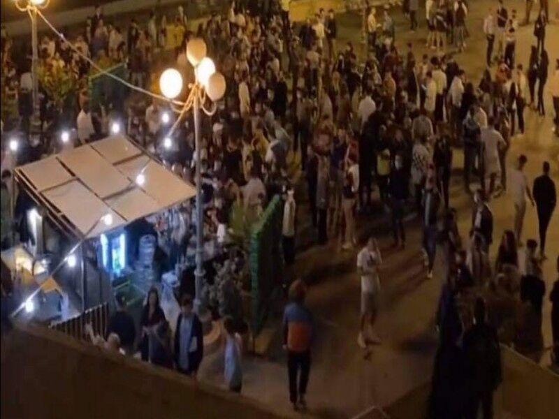 Movida scatenata in zona bianca a Cagliari, al Bastione tutti assembrati e con pochissime mascherine