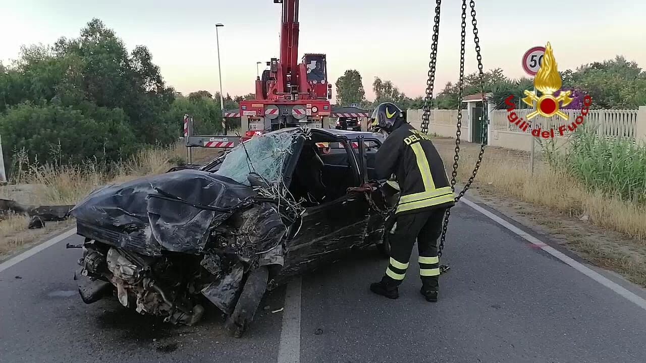 Quartu, auto esce di strada in via Dell’Autonomia Regionale Sarda: gravi 4 giovani
