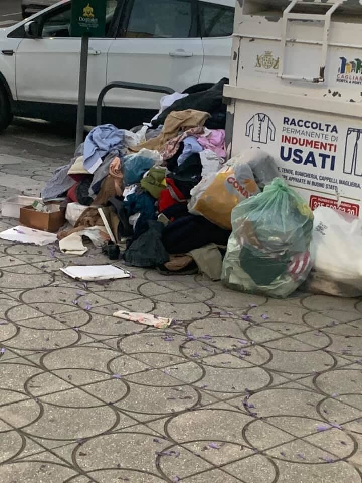Cagliari, cassonetti degli abiti usati stracolmi: “60mila chili al mese, stiamo aprendo un nuovo capannone”