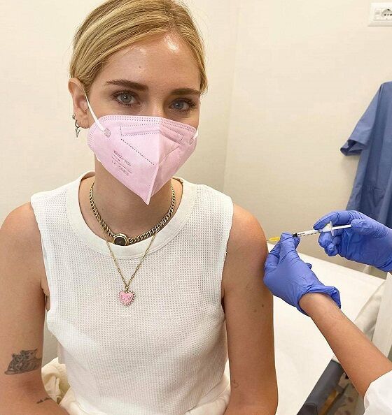 Chiara Ferragni si vaccina contro il covid: “Fatelo tutti”