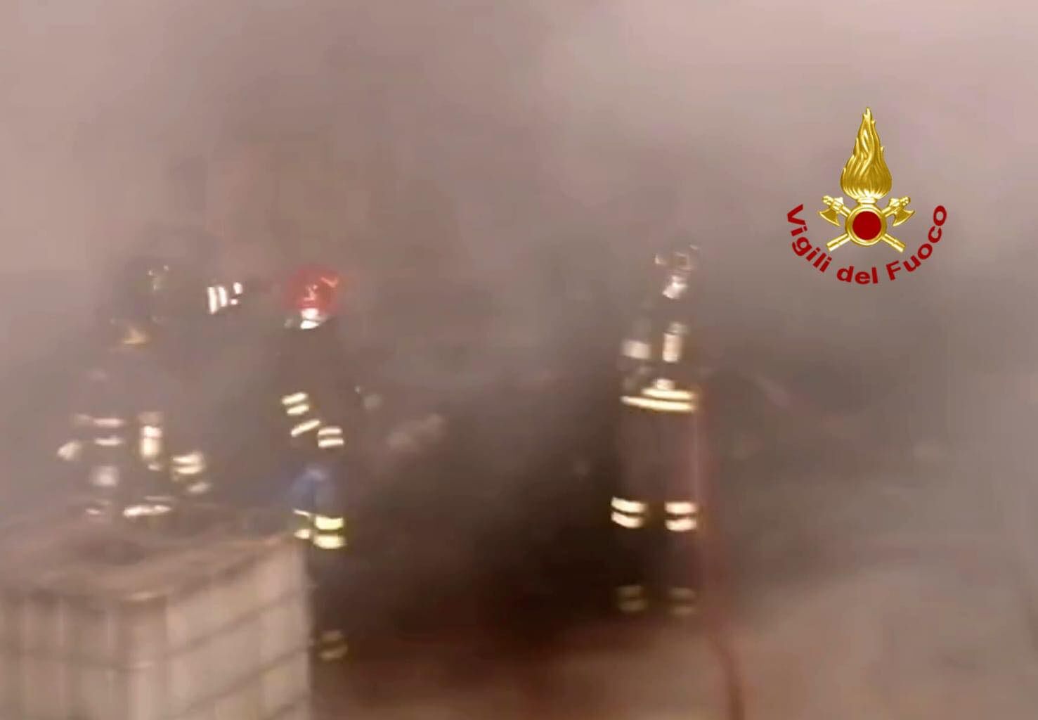 Incendio nella notte in un capannone di oli esausti nella zona industriale di Elmas