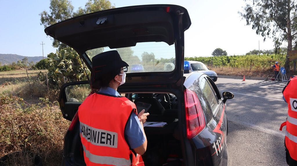 Sardegna: litiga con dei ragazzi e tira fuori una pistola, poi gliela punta contro: arrestato