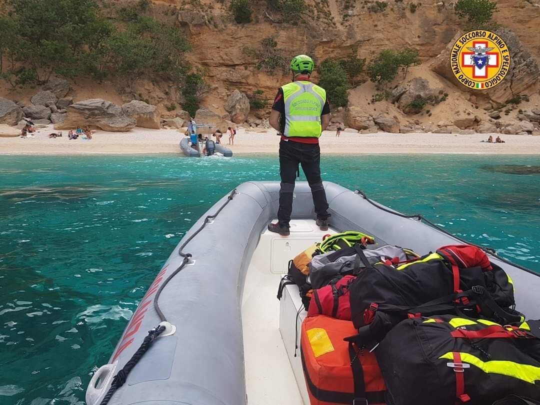 Paura a Baunei, coppia di escursionisti soccorsa a Cala Biriala: la donna finisce all’ospedale