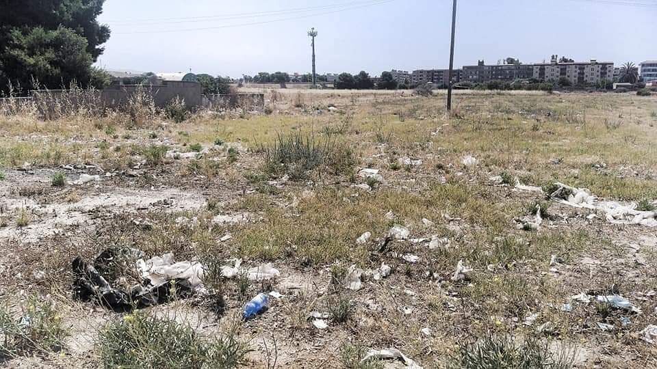 Quartu, immondezzaio dietro il cimitero: rifiuti e decine di sacchi di plastica abbandonati