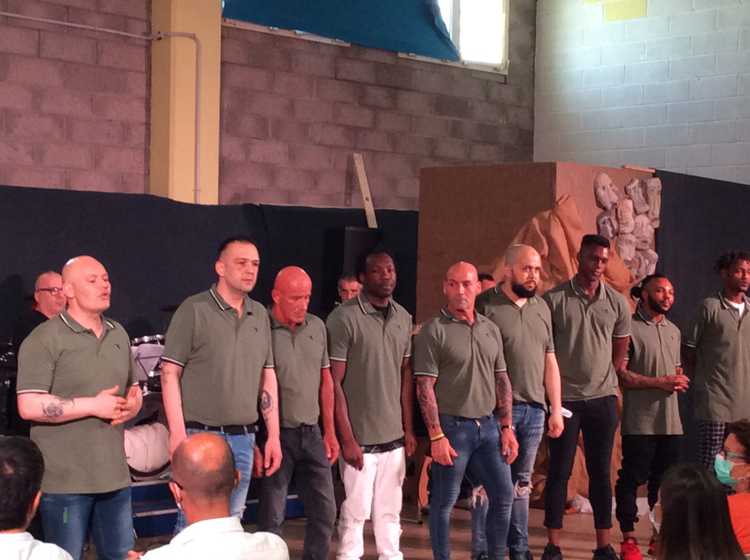 I detenuti di Uta emozionano il pubblico del carcere con lo spettacolo “Arcipelaghi”