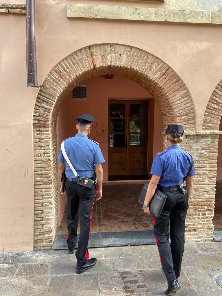 Cagliari, fornisce un falso atto di concessione edilizia all’amico: denunciato ex dipendente comunale