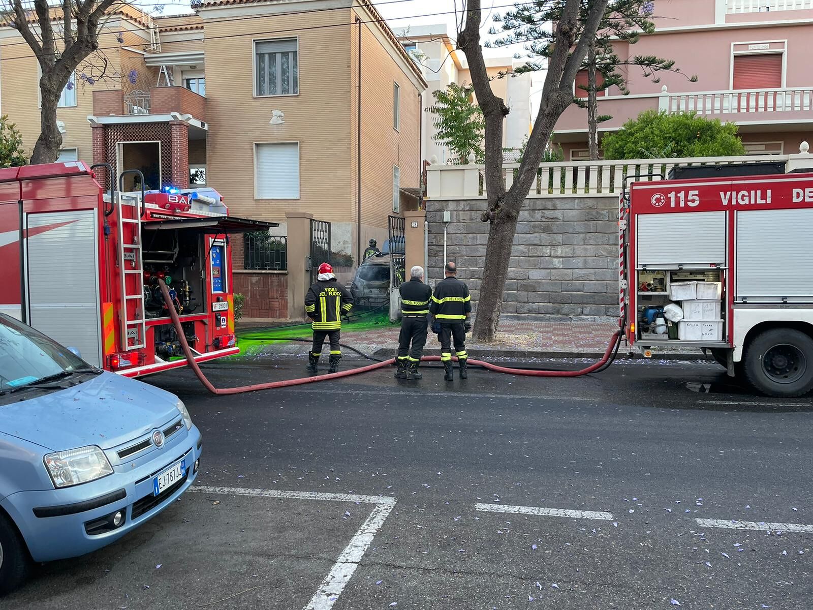 Cagliari, auto distrutta dal fuoco in via Milano: risveglio col botto a Bonaria