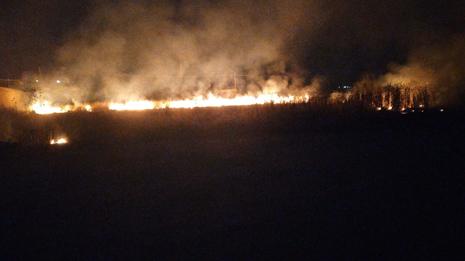 Paura a Quartu, incendio vicino alla De Vizia: le fiamme divorano cumuli di sterpaglie