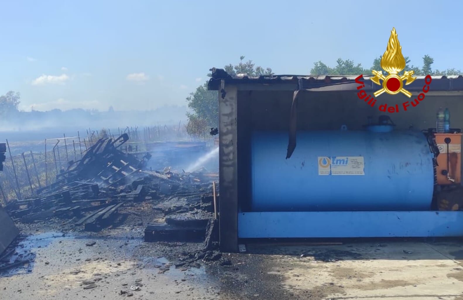 Paura a Selargius, incendio accanto a un deposito di gasolio: danni a un camion e ad un capannone