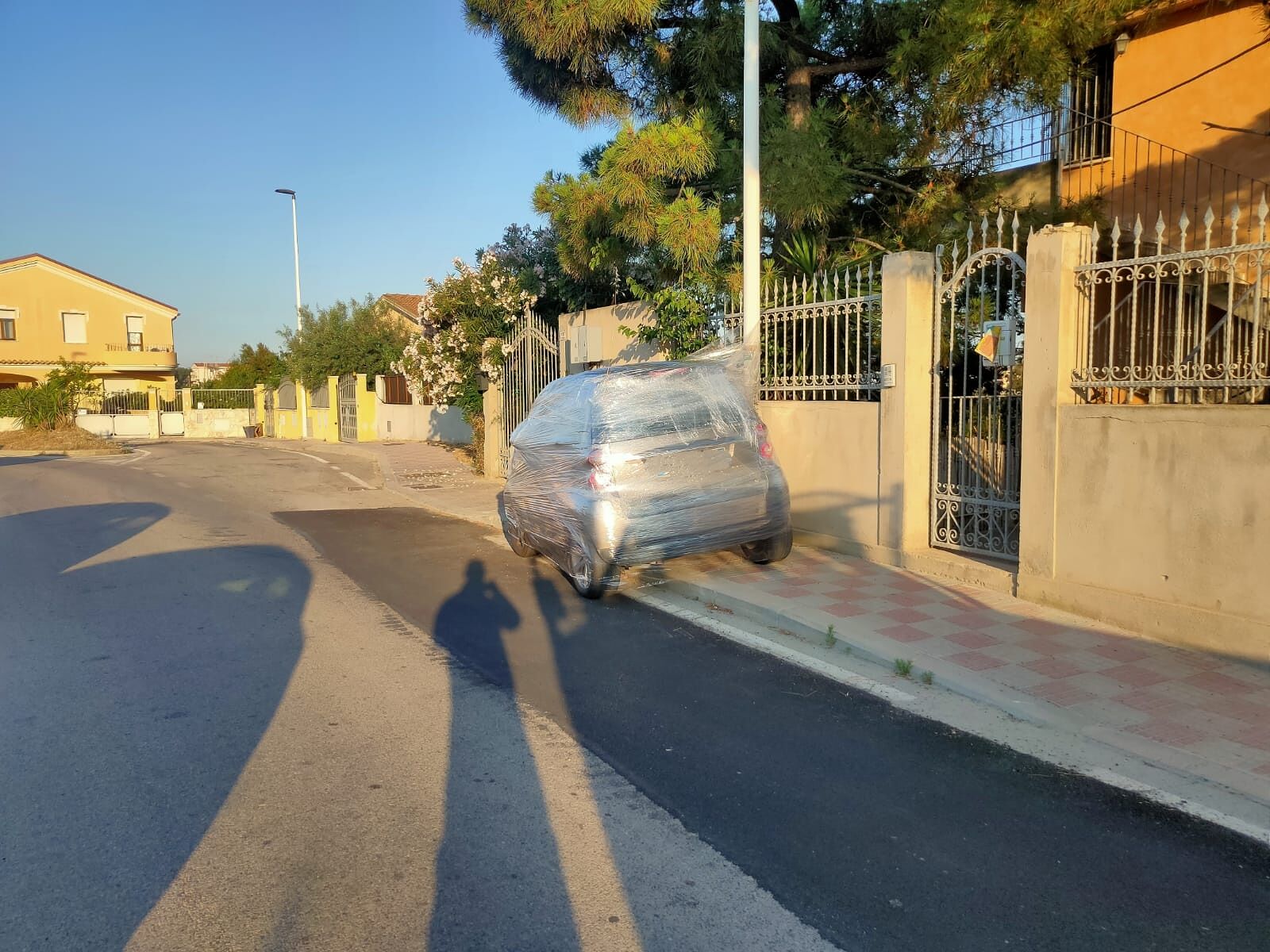 Pirri, la foto curiosa: “Una Smart incellophanata in via delle Ortensie, il parcheggio non è piaciuto?”