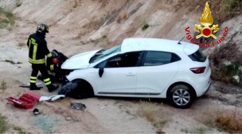 Vola con l’auto nel canale dopo lo schianto con un furgone: 30enne di Bari Sardo ferito, il figlio illeso per miracolo