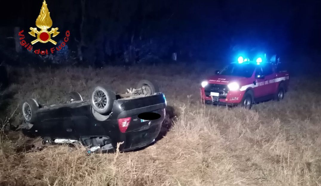 Vola con l’auto fuori strada e si ribalta, 29enne in gravi condizioni portato all’ospedale di Lanusei