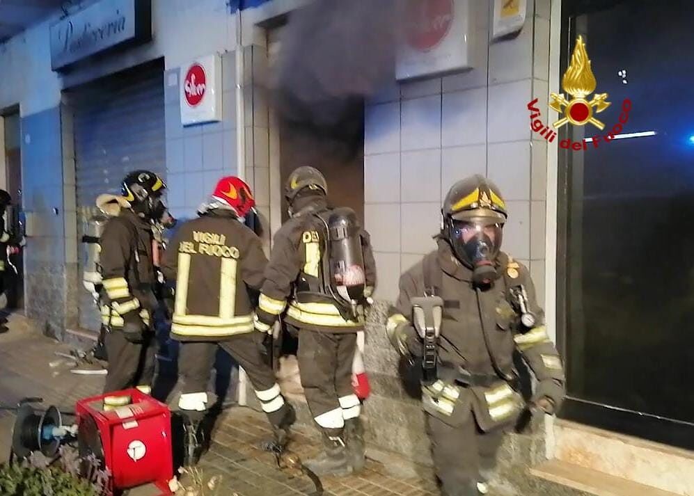 Quartu, incendio nella notte in via Fiume: in fiamme il bar “Miky’s dream bakery”