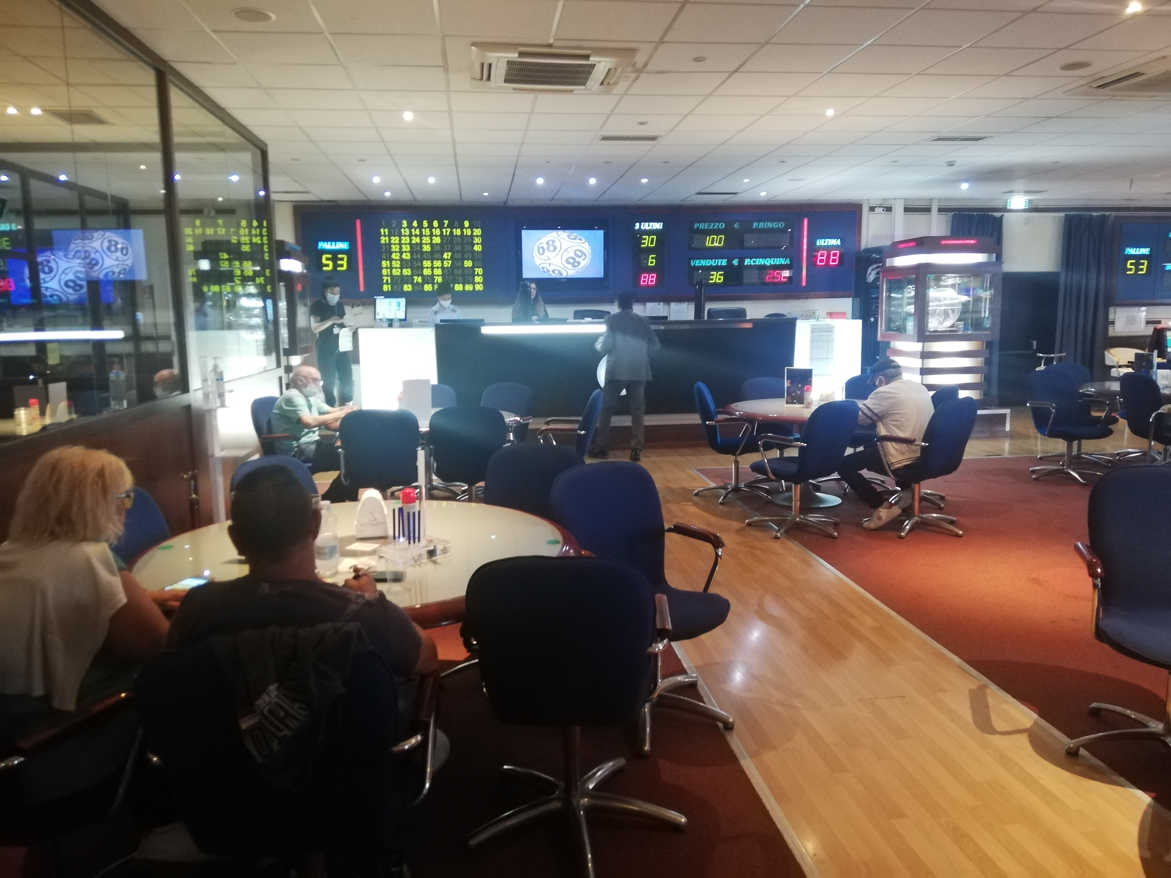 Cagliari, tanti tavoli pieni alla riapertura del Bingo: “Scommettitori? No, vogliamo solo svagarci”