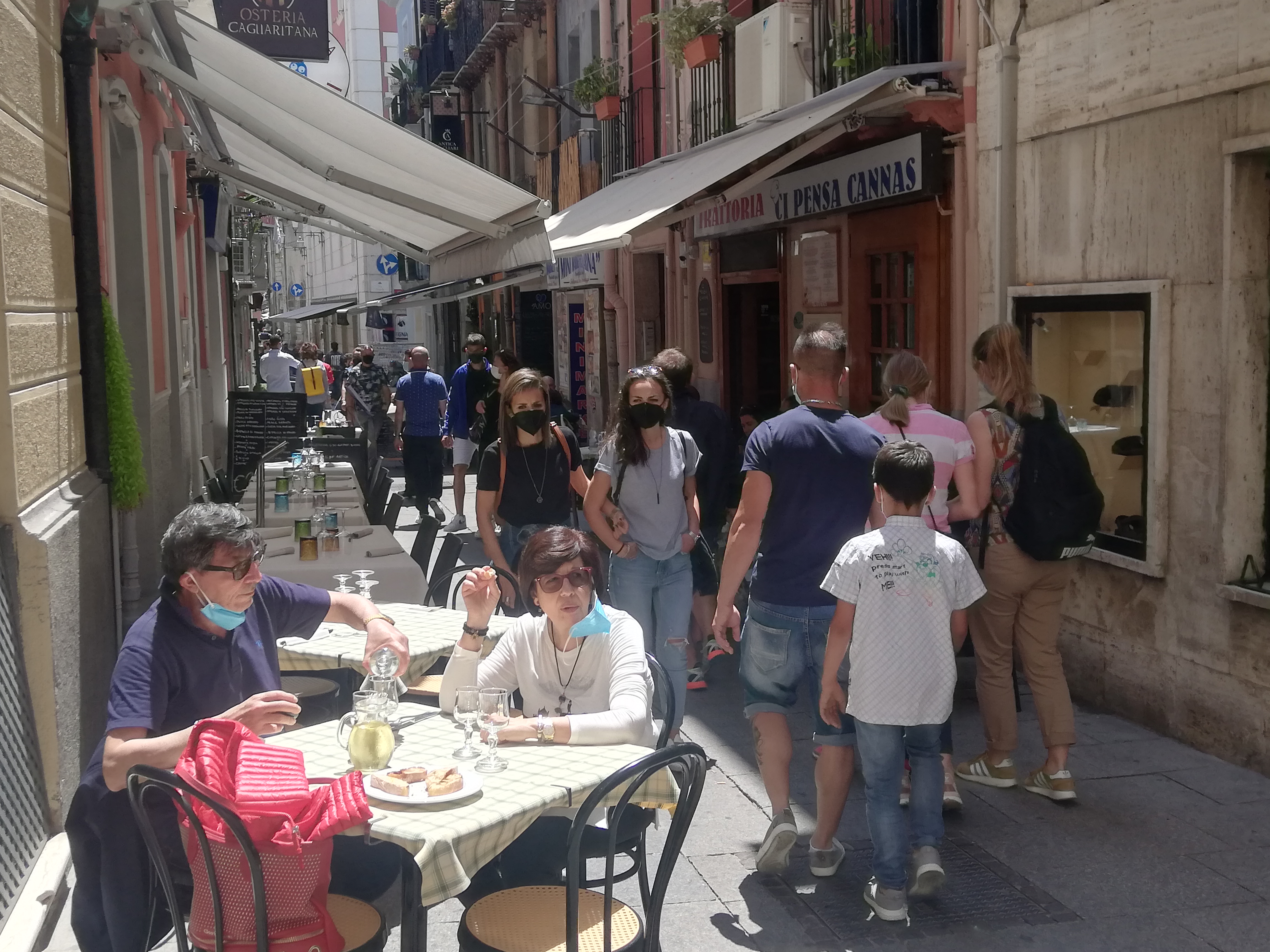 Limite dei 4 posti nei ristoranti, verso il divieto delle tavolate al chiuso anche in Sardegna