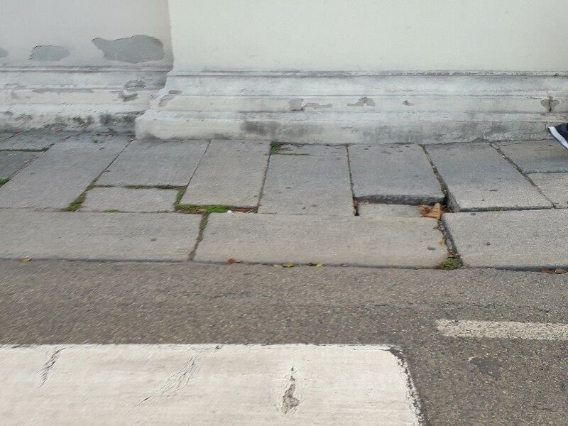 Sos a Cagliari: “Sta sprofondando il marciapiede davanti alla chiesa dell’Annunziata, pericolo per passanti e fedeli”