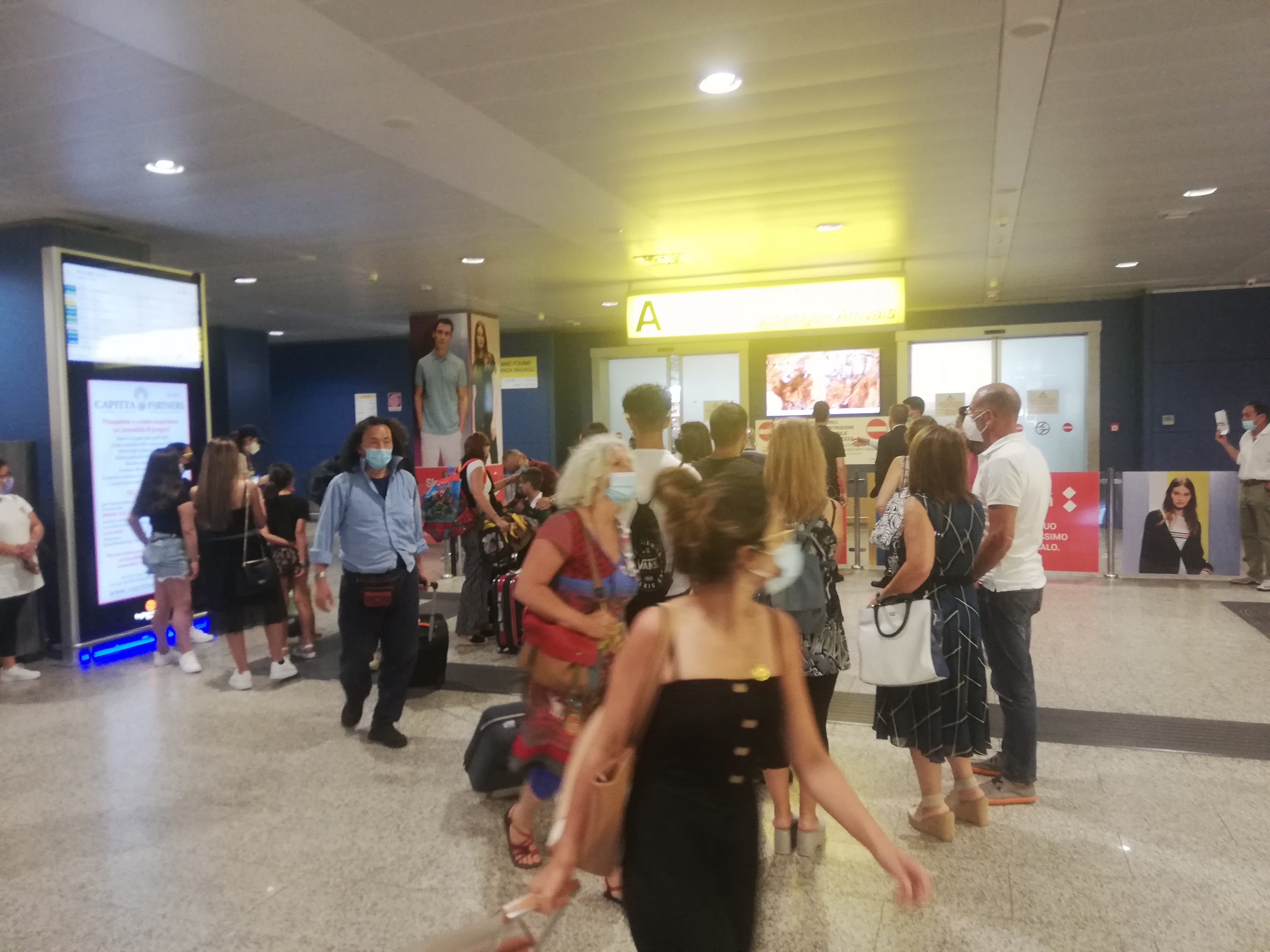 Zero controlli, migliaia di passeggeri sbarcano liberamente a Elmas: “Tampone fatto ma aerei troppo affollati”