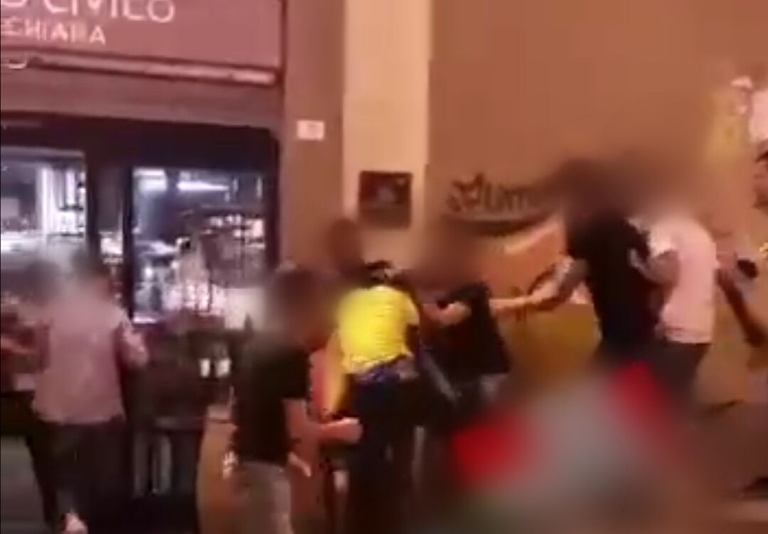 Cagliari, ennesima rissa tra giovani nel cuore della movida: pugni e calci a Stampace (VIDEO)