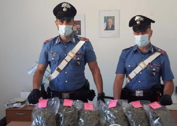 L’incidente, poi la paurosa fuga a tutto gas sulla Ss 131: nell’auto aveva 3,5 chili di droga