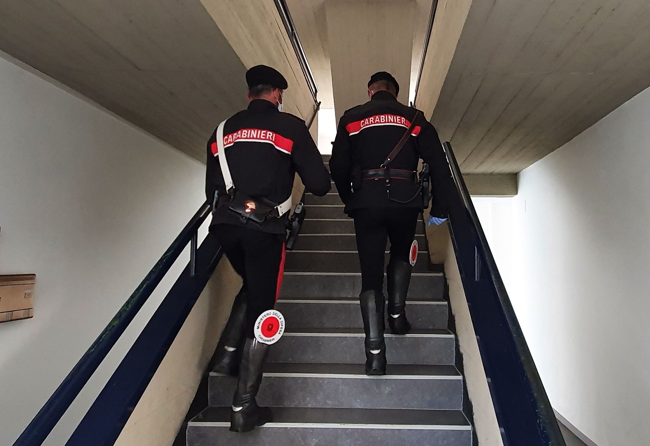 Brucia l’auto di un assicuratore per vendetta, in carcere 45enne di Monserrato