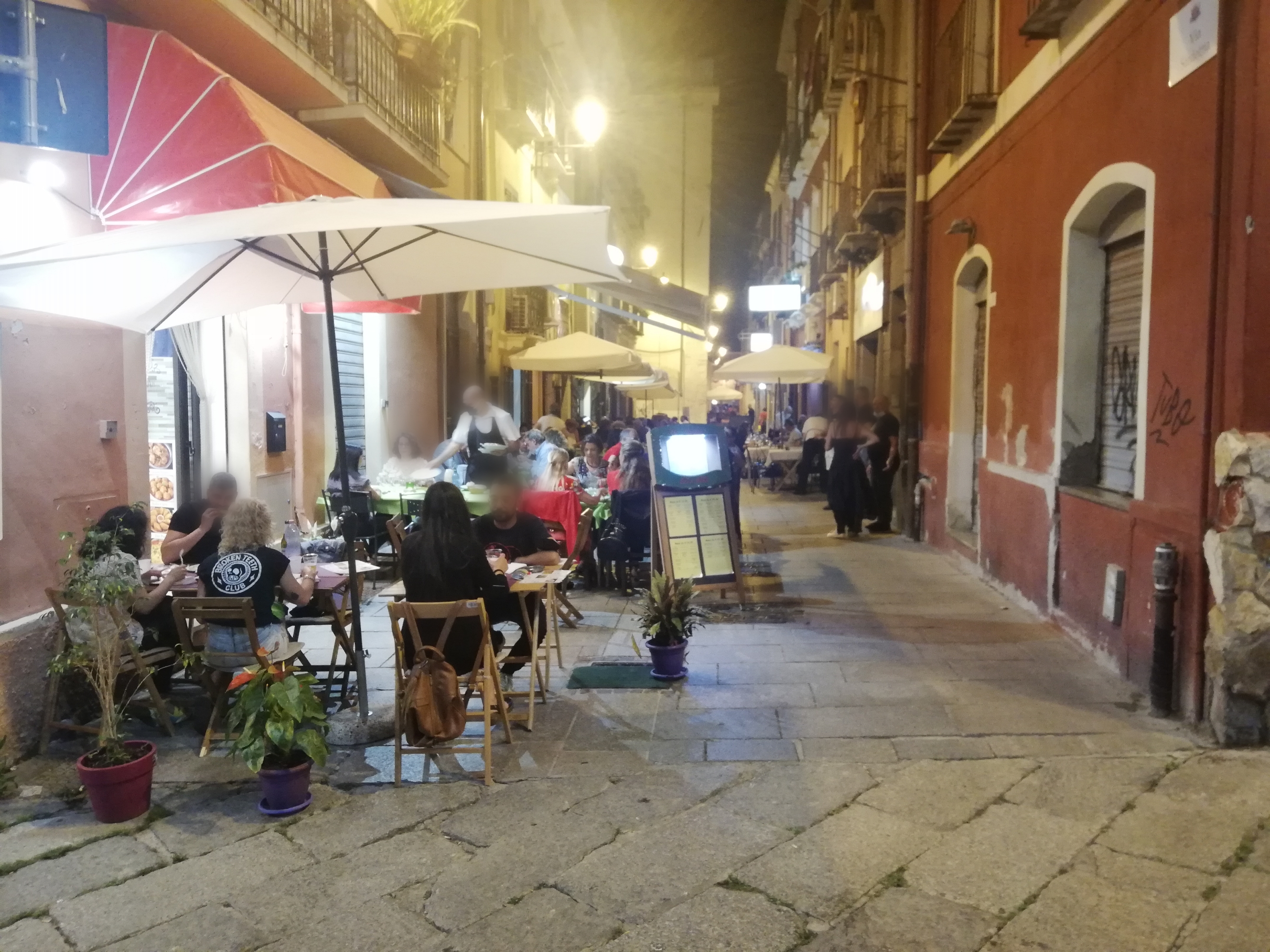 “Più sicurezza nel weekend a Cagliari ma troppi tavolini e rumore, svegli sino all’alba”